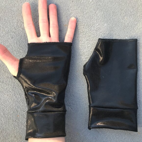 Black Fingerless Gloves Holographic Arm Cuffs Oil Slick Wet Look Cosplay Costume - Picture 6 of 6